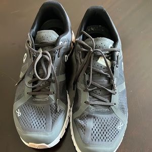 On cloudflow running shoe grey and pink